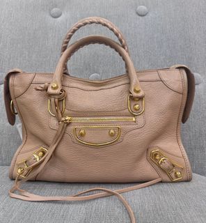 (Kategori: ) berada di . Dikirim oleh brandedboutiquez (ID iklan 1385342123, Gambar 1). Deskripsi: .