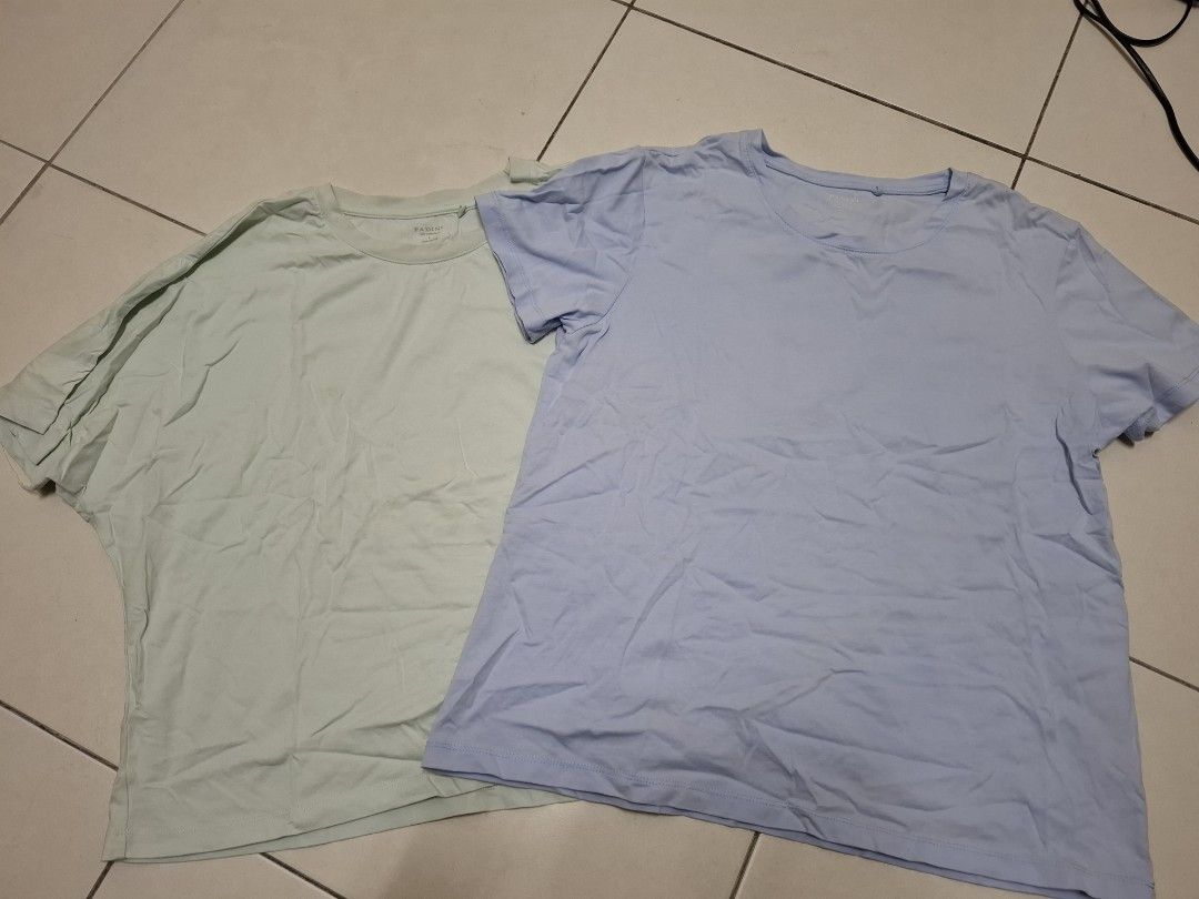 Basic Tshirt (Category: Shirts) located in Klang. Submitted by rinn__ (Listing ID 1385381969, Image 1). Description: -have a lil stain (green tshirt) - take both.