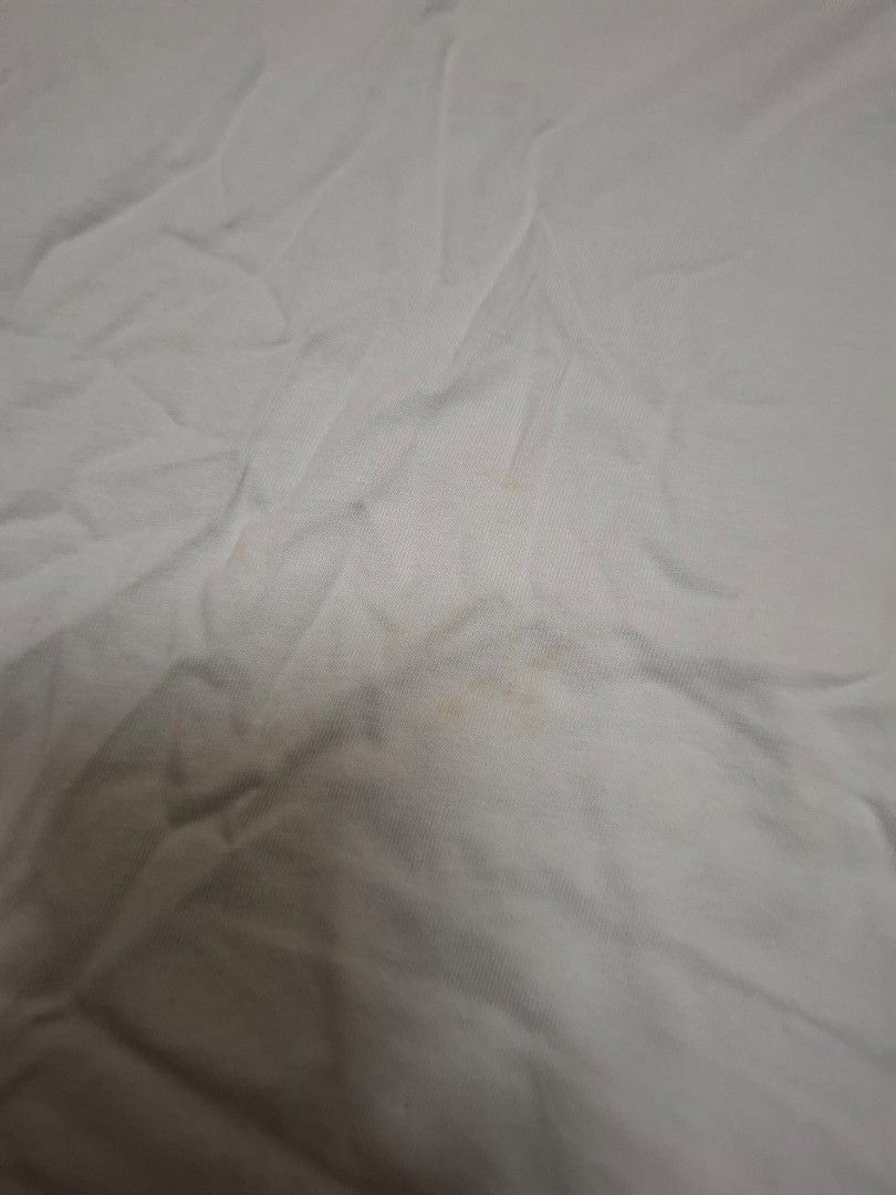Basic Tshirt (Category: Shirts) located in Klang. Submitted by rinn__ (Listing ID 1385381969, Image 2). Description: -have a lil stain (green tshirt) - take both.