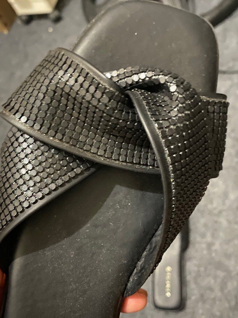 black vincci sandals (padini malaysia) (Category: Flats & Sandals) located in Los Banos. Submitted by oddklay (Listing ID 1385361494, Image 2). Description: size 7 (25cm) brand new (sinukat lang, hindi kasya) no box bought sa Malaysia for 59rm (approx 800 pesos).