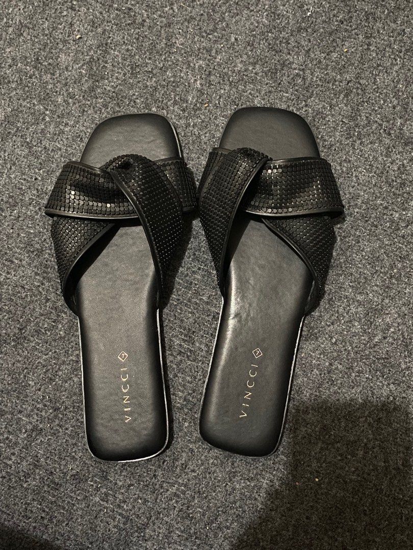 black vincci sandals (padini malaysia) (Category: Flats & Sandals) located in Los Banos. Submitted by oddklay (Listing ID 1385361494, Image 1). Description: size 7 (25cm) brand new (sinukat lang, hindi kasya) no box bought sa Malaysia for 59rm (approx 800 pesos).