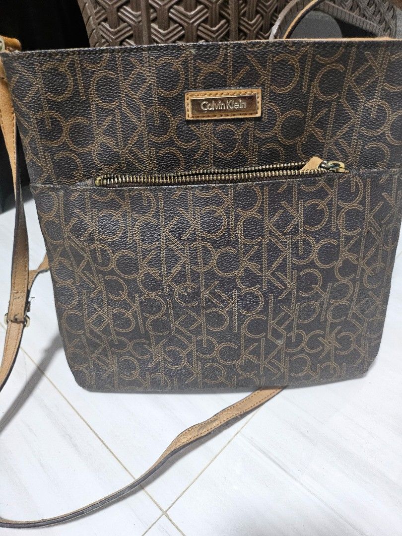 Calvin klein (Category: Luxury Bags & Wallets) located in Morong. Submitted by Kaycer00 (Listing ID 1385299635, Image 1). Description: free nlng pag ny binili na bag sa shop ko yung take all plus more freebies give away pa original Ck ito. if di tawaran yung take all free original brand new CLN shoes pa.