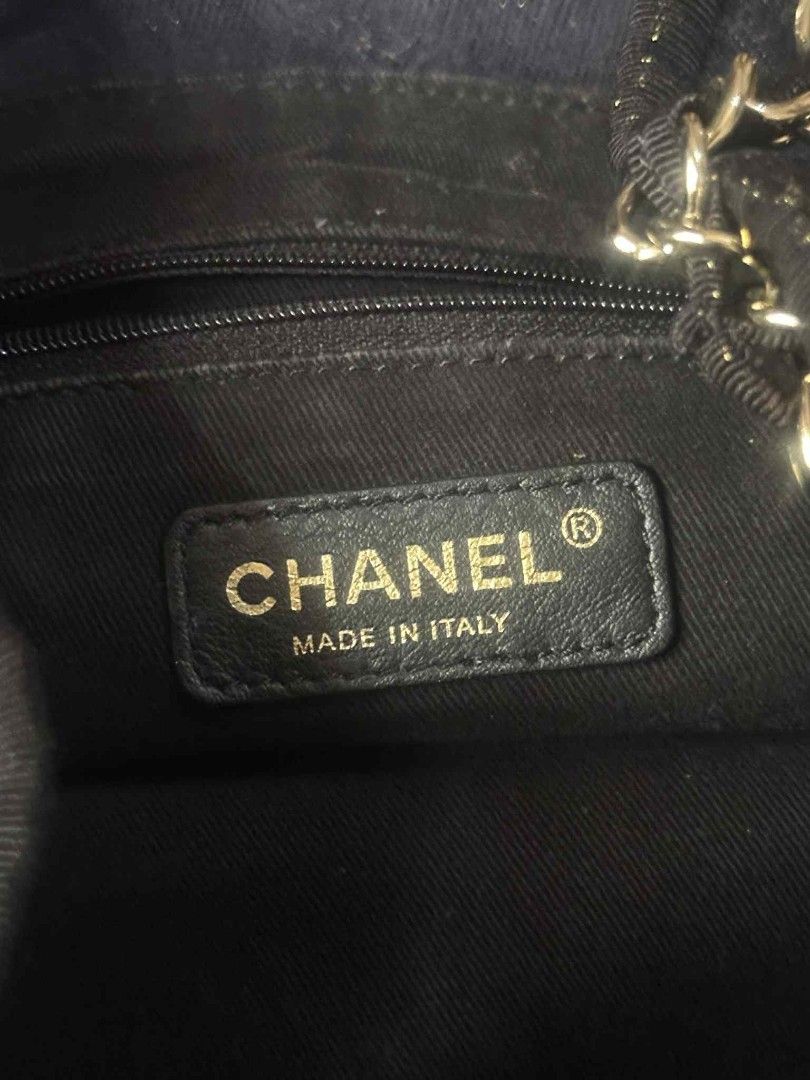 chanel (Category: Luxury Bags & Wallets) located in Lemery. Submitted by venus23 (Listing ID 1385400066, Image 3). Description: missing holo sticker, cc underzip.