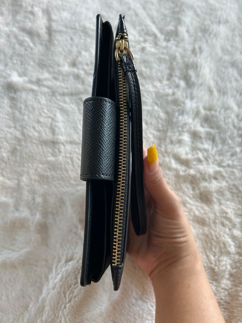 Coach wallet (Category: Luxury Bags & Wallets) located in Paranaque City. Submitted by shy_kor (Listing ID 1385267767, Image 3). Description: Coach wallet Barely used Declutter .