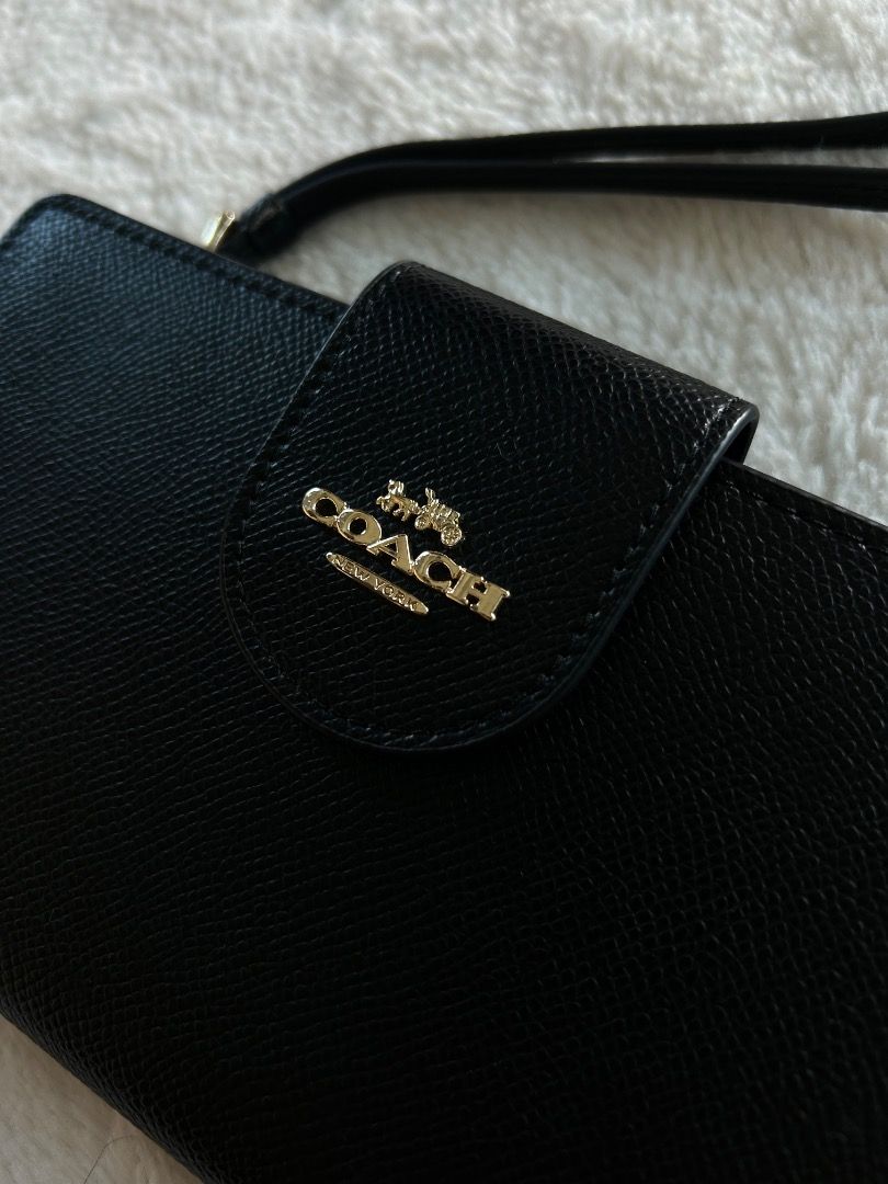 Coach wallet (Category: Luxury Bags & Wallets) located in Paranaque City. Submitted by shy_kor (Listing ID 1385267767, Image 2). Description: Coach wallet Barely used Declutter .