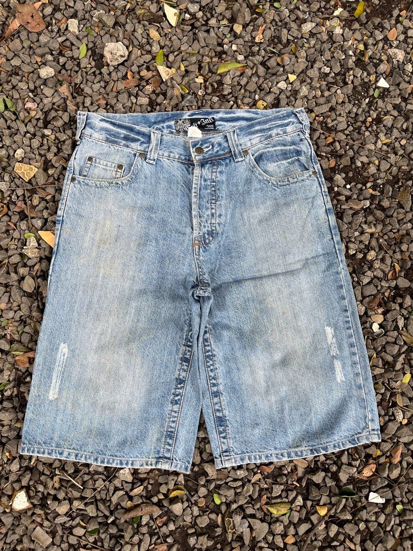 cult denim fly botton long jorts (Category: Shorts) located in Cabuyao City. Submitted by mhikelmath63086 (Listing ID 1385425549, Image 2). Description: cult denim fly button long jorts for only 500+sf‼️ 📥📥📥 waist: 34-36 length: 26.5 HEM: 12 condition: 9/10 issue: stain meet up or pick up lalamove & j&t strictly payment first.