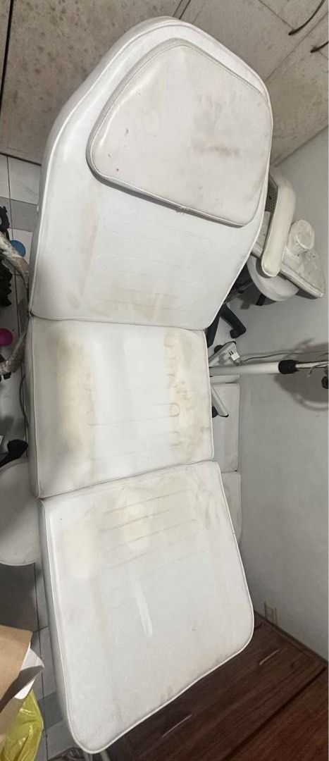 Facial bed with detachable arm rest (Category: Looking For) located in San Juan City. Submitted by keytiching (Listing ID 1385369669, Image 2). Description: Still in good condition With discoloration With 2 detachable arm rest 2 pieces available, additional discount if take all. Location: Taft, Manila. Near Quirino Station.