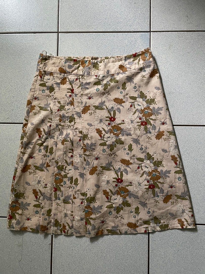 Floral Skirt (Category: Skirts) located in Quezon City. Submitted by eespl002 (Listing ID 1385291194, Image 1). Description: item details: brand: Petite floral vintage-look skirt zipper is working (center back) 4 folds from right-knee area size/dimensions: Medium waist: 15 inches length: 22 inches RFS: decluttering location: near ateneo / Katipunan,QC.