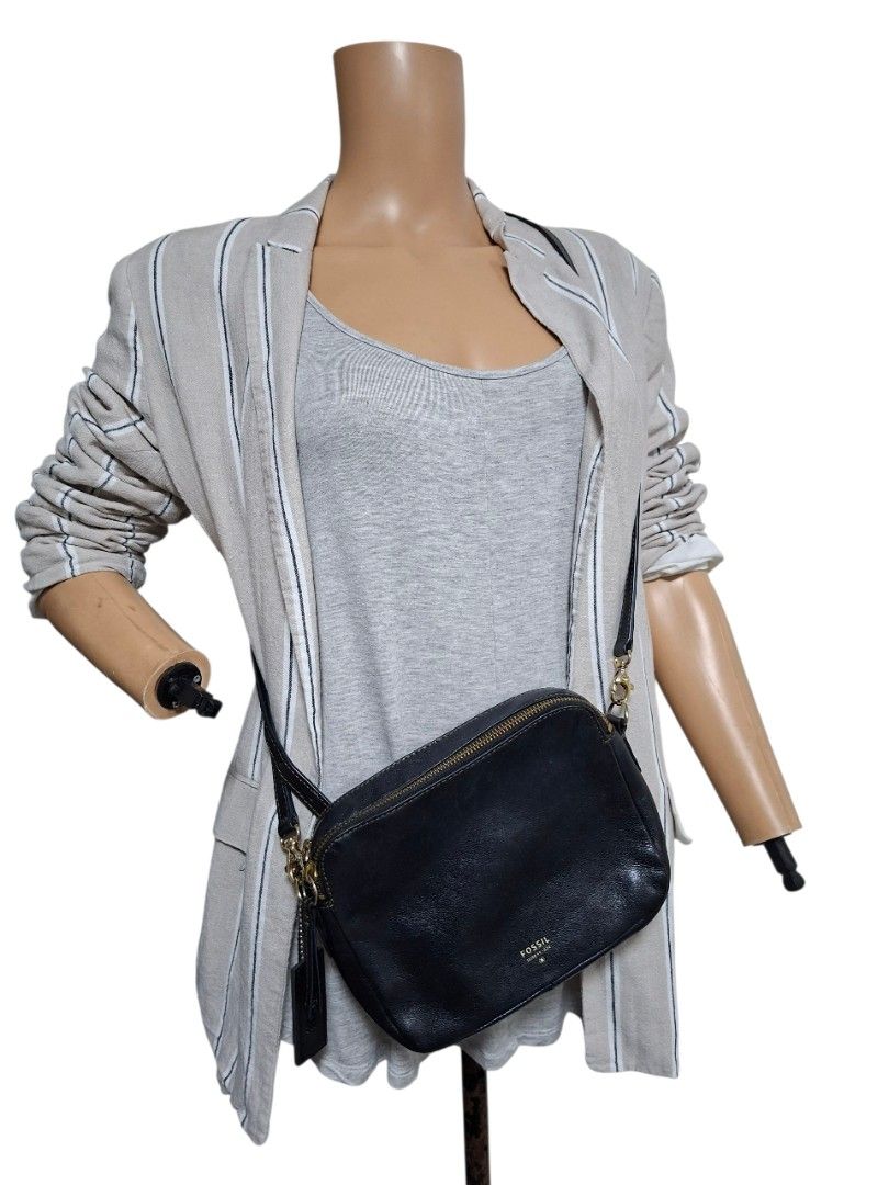 FOSSIL CAMERA BAG (black) (Category: Cross-body Bags) located in Rizal. Submitted by KCS0001 (Listing ID 1385338054, Image 2). Description: with signs of usage (vintage look) small size 2500 down to 1200 (LP) + sf.