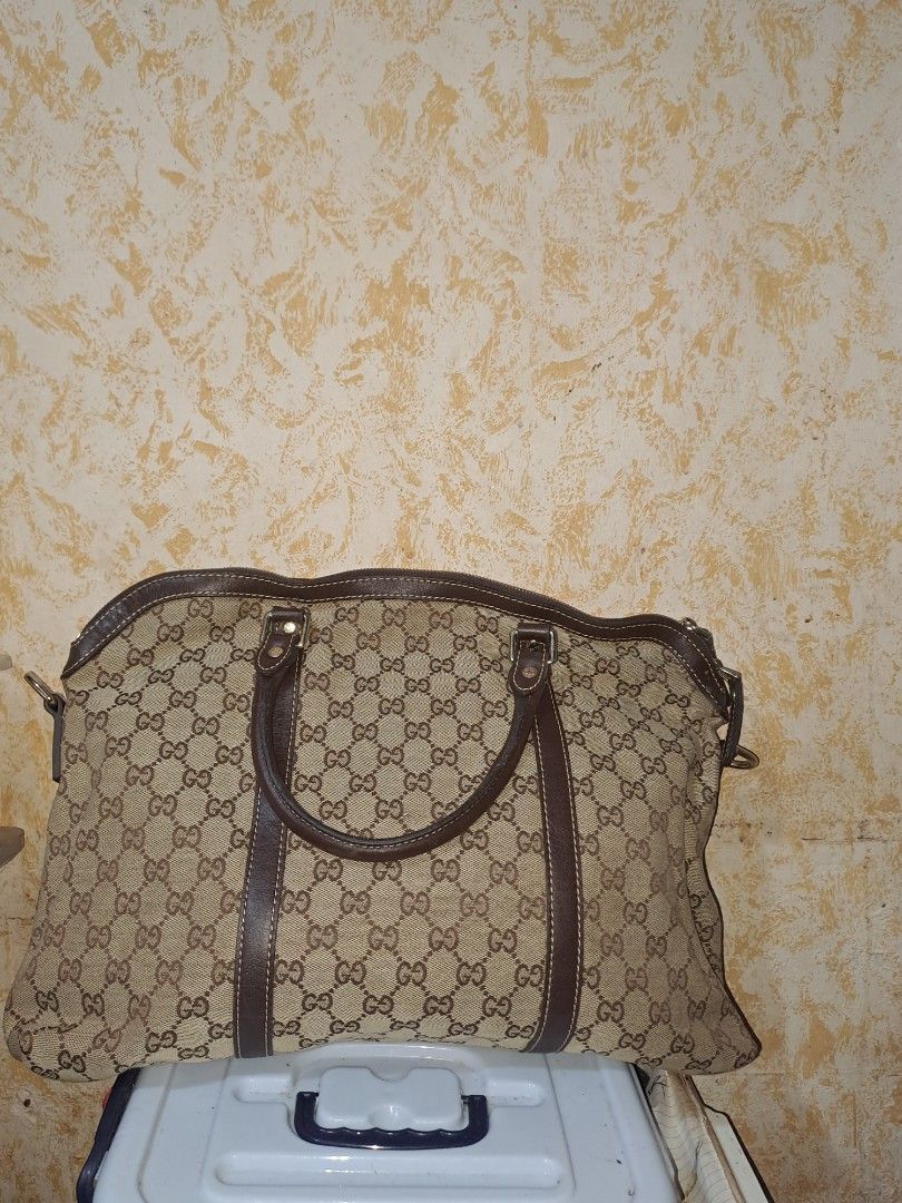 Gucci laptop, documents bag (Category: Luxury Bags & Wallets) located in Manila. Submitted by joanbalde39643 (Listing ID 1385292693, Image 2). Description: Gucci documents or laptop bag. from Japan.