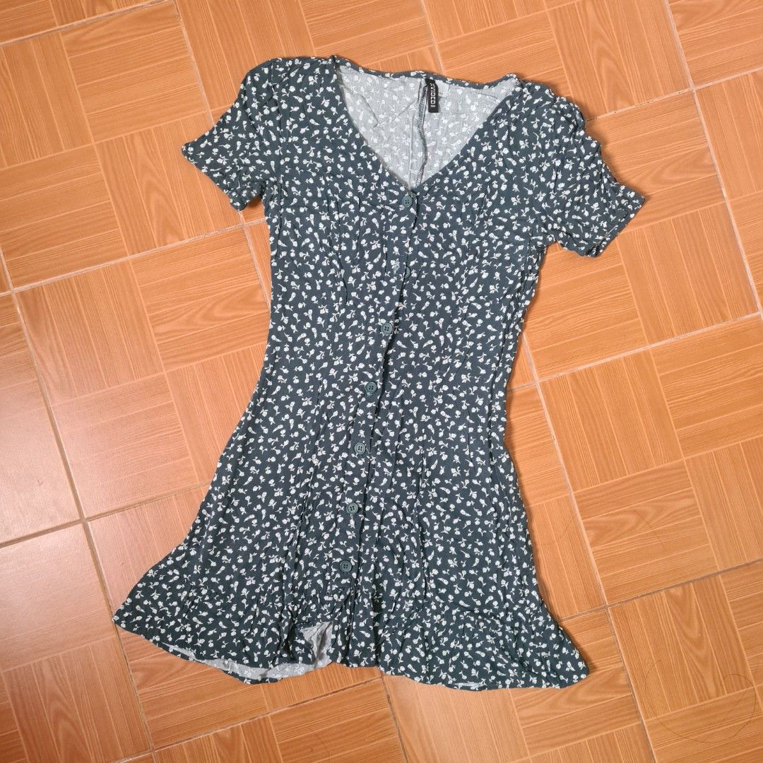 H&M Floral Button Down Dress (Category: Dresses) located in Lipa City. Submitted by declutteringmaye (Listing ID 1385343287, Image 3). Description: Small.