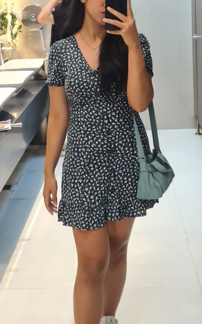 H&M Floral Button Down Dress (Category: Dresses) located in Lipa City. Submitted by declutteringmaye (Listing ID 1385343287, Image 2). Description: Small.