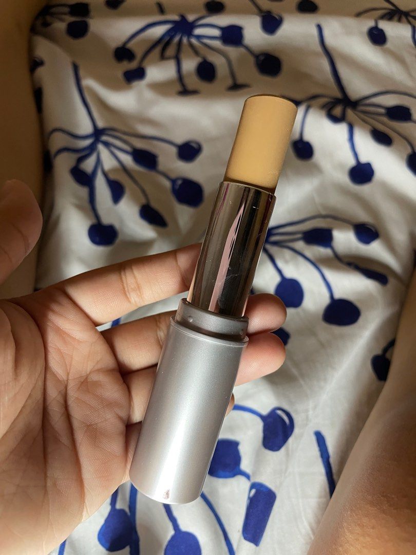 Issy and Co Skin Stick Sienna (Category: Makeup) located in Manila. Submitted by krishnaspreloved (Listing ID 1385328792, Image 3). Description: Issy and co Skin Stick Shade: Sienna 90% pa laman Used it twice (wrong shade).