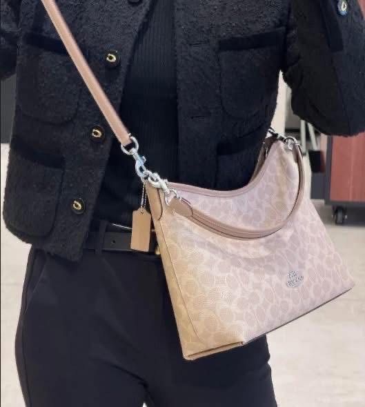 Laurel Crossbody (Category: Luxury Bags & Wallets) located in Manila. Submitted by lovieauthenticmerchandise (Listing ID 1385281953, Image 3). Description: .