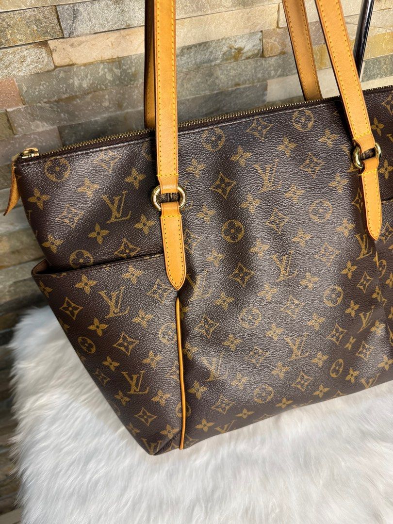 LV Totally Monogram MM (Category: Luxury Bags & Wallets) located in Taguig. Submitted by angelbellaclaire (Listing ID 1385263440, Image 3). Description: 👜 Louis Vuitton Totally MM - Monogram Canvas Your perfect everyday tote – lightweight, stylish, and ultra-functional! ✅ Bag Details: • Brand: Louis Vuitton • Model: Totally MM • Material: Monogram Canvas with natural cowhide leather trim • Hardware: Gold-tone • Size: MM (Medium Model) • Approx. 
