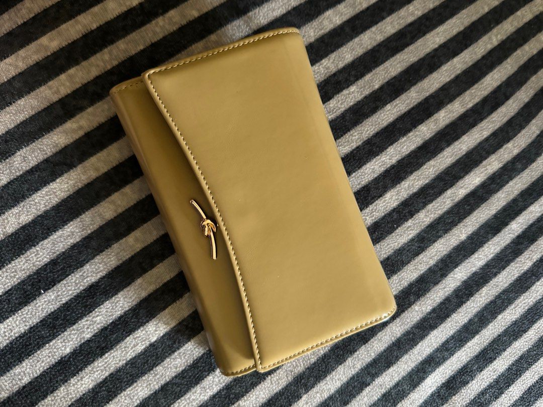 Mini Sling bag (Category: Cross-body Bags) located in Selayang. Submitted by prelovedbyeirot (Listing ID 1385255708, Image 2). Description: Card slot 4 Zip slot 1 Slot panjang boleh letak duit kertas 2 Tali panjang Boleh jd purse @ sling bag.