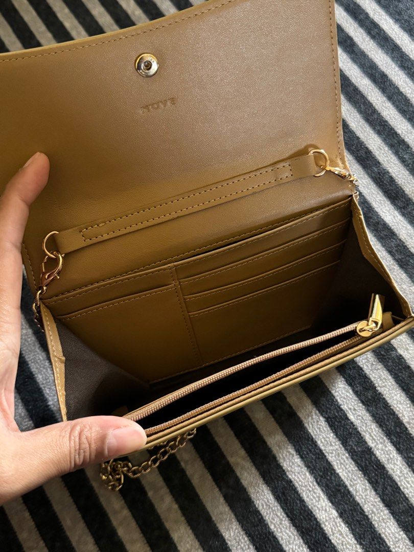 Mini Sling bag (Category: Cross-body Bags) located in Selayang. Submitted by prelovedbyeirot (Listing ID 1385255708, Image 3). Description: Card slot 4 Zip slot 1 Slot panjang boleh letak duit kertas 2 Tali panjang Boleh jd purse @ sling bag.