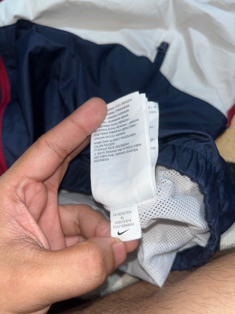Nike sb windbreaker (Category: Coats, Jackets and Outerwear) located in Quezon City. Submitted by needforthrift (Listing ID 1385392018, Image 3). Description: Nike sb windbreaker Dimes : 25 width 28 length Color rate : 9.8 / 10 Excellent condition No issue .
