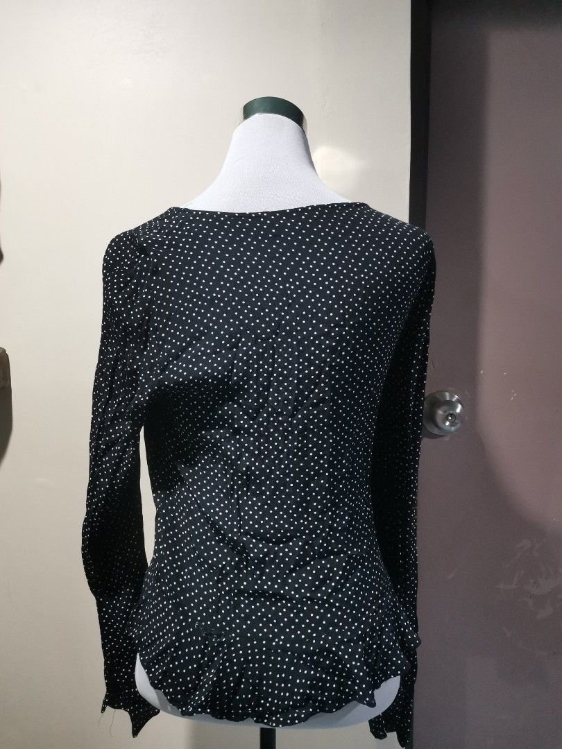 Black Polkadot Longsleeve (Category: Longsleeves) located in Makati City. Submitted by styledsecond_ (Listing ID 1385423395, Image 3). Description: 📝NOTES: • For sure buyers only, please. • No cancellation of orders upon confirmation. • No return, no exchange. • No Reservation • Kindly manage your expectations, as the items are pre-loved clothing. • Color may vary due to lighting 💵MODE OF PAYMENT: UB, Psbank, GCash, Paymaya 📚 MODE OF DELIVERY 