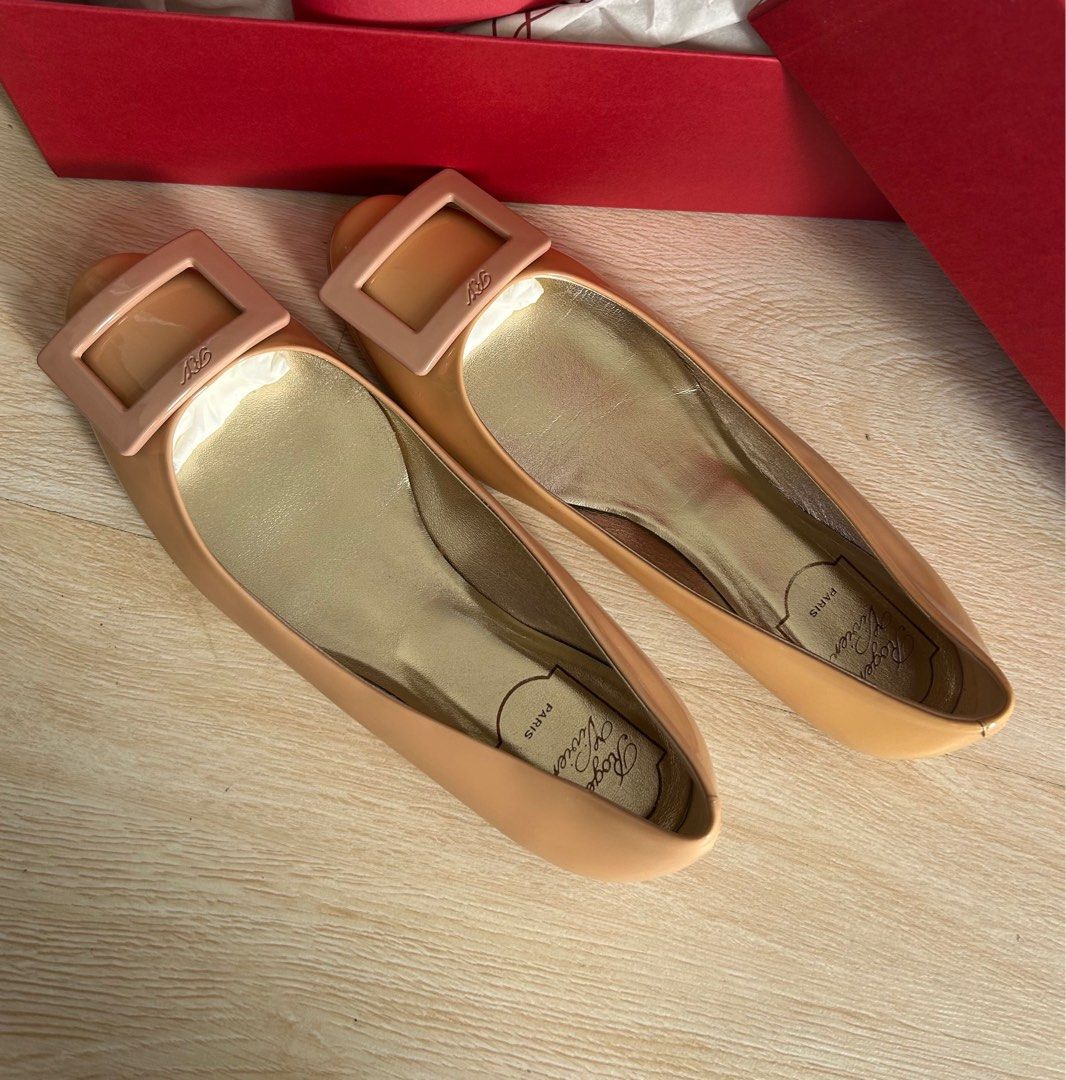 Roger Vivier Flats (Category: Flats & Sandals) located in Quezon City. Submitted by bea30 (Listing ID 1385294504, Image 2). Description: Original Roger Vivier ballet flats Original price $592 or around ₱33k No issues and flaws Comes with box and dustbag Size 37.5.