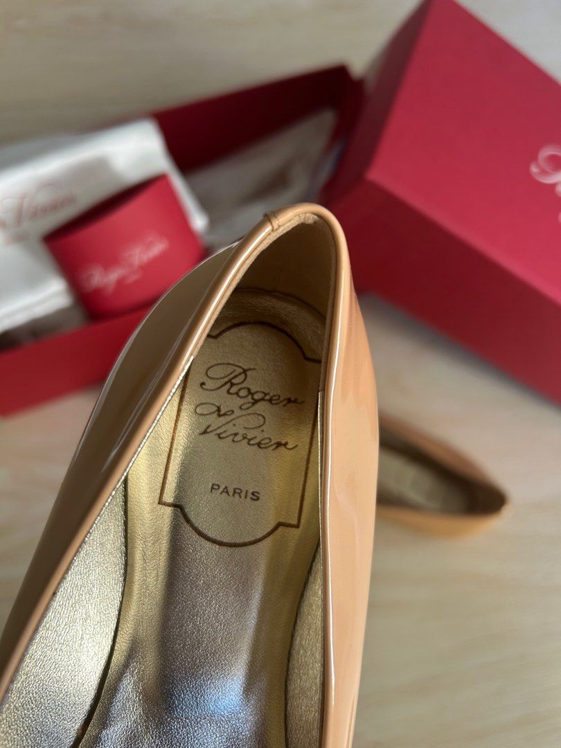 Roger Vivier Flats (Category: Flats & Sandals) located in Quezon City. Submitted by bea30 (Listing ID 1385294504, Image 3). Description: Original Roger Vivier ballet flats Original price $592 or around ₱33k No issues and flaws Comes with box and dustbag Size 37.5.