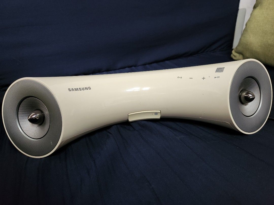 Samsung DA-E550 is a 2.0 channel Bluetooth speaker system (Category: Soundbars, Speakers & Amplifiers) located in Caloocan City. Submitted by comargo (Listing ID 1385316636, Image 2). Description: good condition no repair almost new very presntable check actual pics. not rechargable. check all u want dto sa bahay pick up only north caloocan bagumbong,progreaaive village 2 Bluetooth: Supports Bluetooth 3.0+HS for wireless streaming and aptX codec 