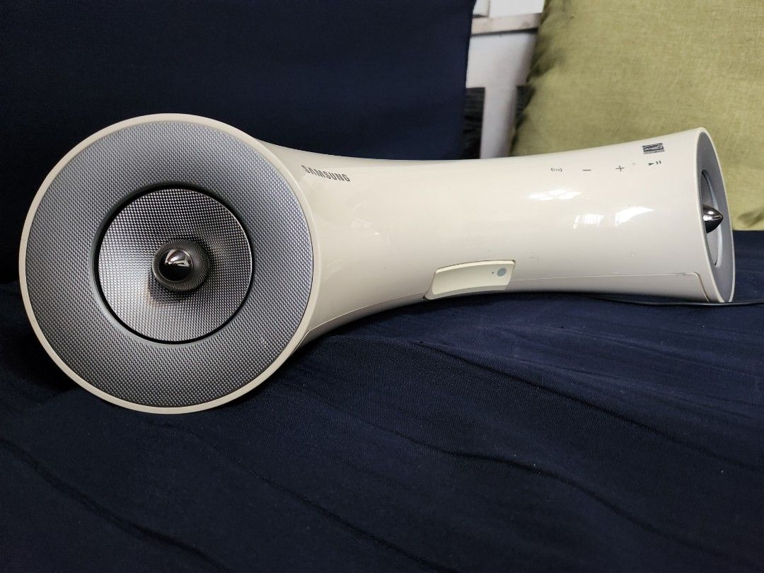Samsung DA-E550 is a 2.0 channel Bluetooth speaker system (Category: Soundbars, Speakers & Amplifiers) located in Caloocan City. Submitted by comargo (Listing ID 1385316636, Image 3). Description: good condition no repair almost new very presntable check actual pics. not rechargable. check all u want dto sa bahay pick up only north caloocan bagumbong,progreaaive village 2 Bluetooth: Supports Bluetooth 3.0+HS for wireless streaming and aptX codec 