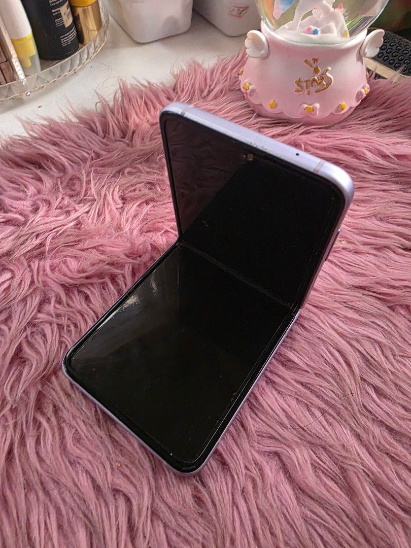 Samsung Flip 3 5G (Category: Samsung) located in Caloocan City. Submitted by happyjnn (Listing ID 1385323593, Image 3). Description: The phone is powered by the Qualcomm Snapdragon 888, with 8 GB of LPDDR5 RAM and 128 or 256 GB options of non-expandable UFS 3.1 storage. The Z Flip 3 features the same 3300 mAh dual battery that can fast charge using USB-C at up to 15 W or wirelessly via Qi at up to 10 W. Unit Only. Message me!.