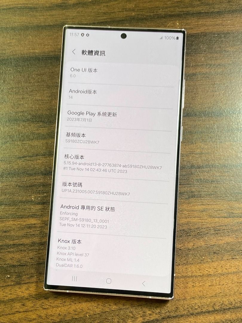 由 carrot_chen (刊登 ID 1383831613，圖片 2) 提交，位於 新北市 (New Taipei) 的 Samsung S23 Ultra 256G 5G 二手三星旗艦手機 紫色 S23u (類別：Samsung 三星)，說明：【出售商品】Samsung S23 Ultra 5G 12G+256G 紫色 【外觀新舊】螢幕無保護貼 有刮傷 【配件描述】無盒裝 無配件 【其他】功能顯示都正常 香港公司貨 原廠保固已過 賣家責任保固七天 【備註】港版沒有悠遊卡的功能 其他跟台灣用法差不多。