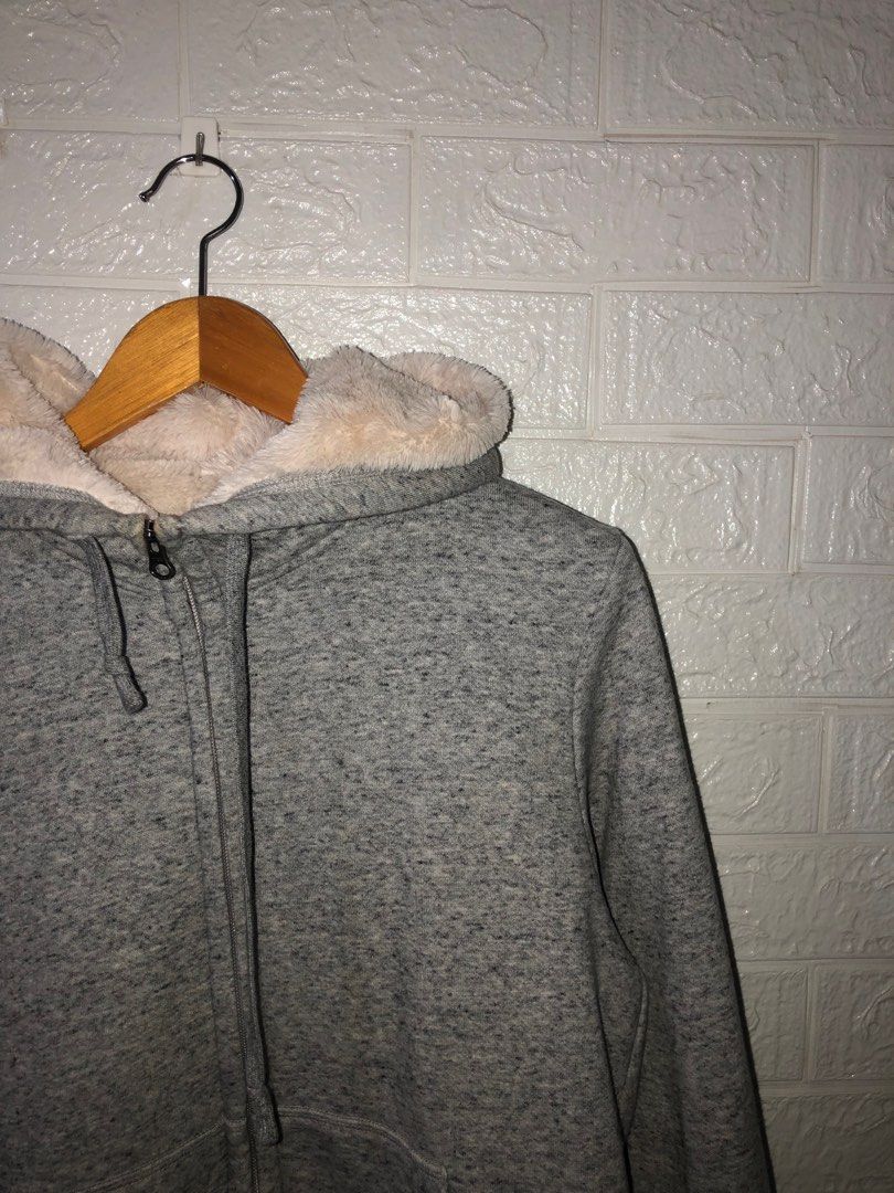 Uniqlo Hoodie (Category: Coats, Jackets and Outerwear) located in Puerto Princesa. Submitted by vanjagmis (Listing ID 1385345325, Image 3). Description: Uniqlo Hoodie ♻️SIZE: Medium ♻️DIMENSION: 21 x 25 ♻️CONDITION: Excellent ♻️ISSUE: Last pic stain 💸MINE: 320 Free Shipping 🚨No return and exchange. 🚨Check all the details and pics before purchasing the item. 🚨Color may vary due to lighting. 🚨Manage your expectations since all items are thrift