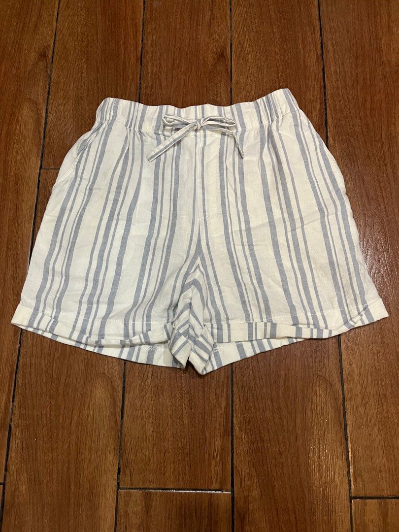 Uniqlo Linen Shorts (S) (Category: Shorts) located in Quezon City. Submitted by kaleye (Listing ID 1385375198, Image 3). Description: Uniqlo Linen Shorts Highwaist for Women White with Blue Stripes Small Uniqlo ID 417751.