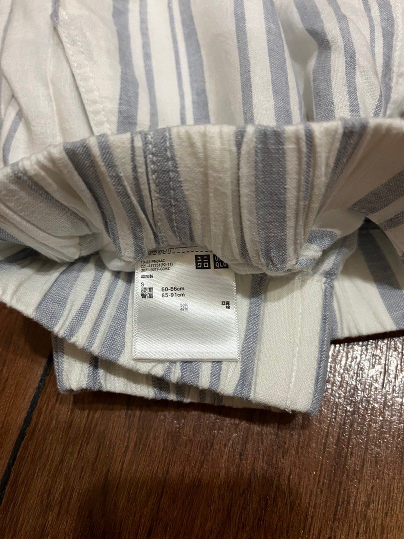Uniqlo Linen Shorts (S) (Category: Shorts) located in Quezon City. Submitted by kaleye (Listing ID 1385375198, Image 2). Description: Uniqlo Linen Shorts Highwaist for Women White with Blue Stripes Small Uniqlo ID 417751.