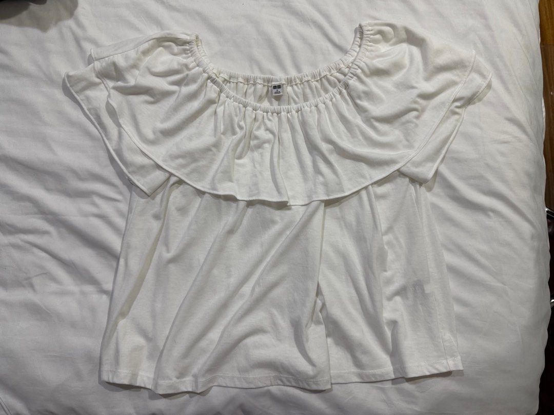 Uniqlo White Off-Shoulder Top (S) (Category: Blouses) located in San Juan City. Submitted by katkatsedit (Listing ID 1385284288, Image 1). Description: .