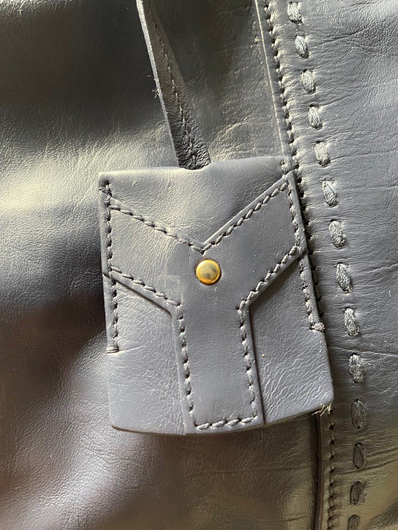 YSL Muse Bag “Sea Blue” (Category: Luxury Bags & Wallets) located in Pasig City. Submitted by sneakdpeek (Listing ID 1385320566, Image 3). Description: YSL Muse HandBag (“Blue”) Code: 156464 002122 With Original Dust-bag Slightly Negotiable .