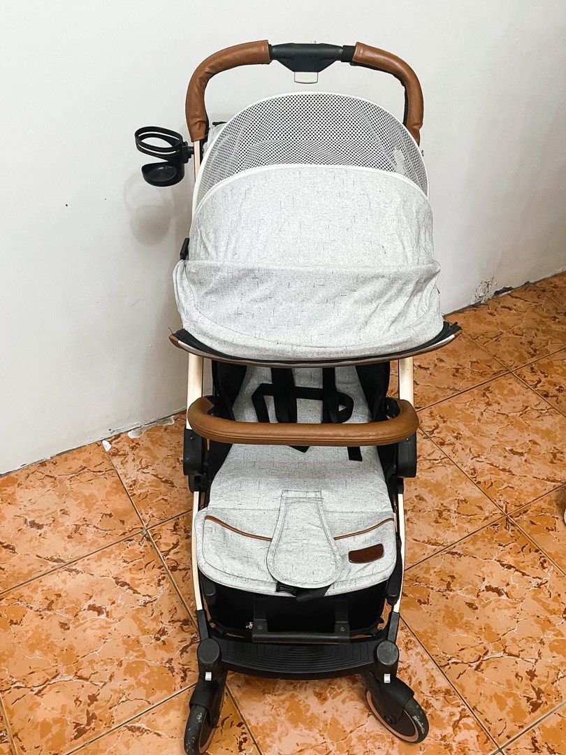 Akeeva Esmio Gold Stroller (Category: Strollers) located in Urdaneta. Submitted by eleynuhhh_md (Listing ID 1385477257, Image 2). Description: Akee Esmio Gold Stroller Used only 3 times With minor flaws Aesthetic and lighweight Yung sa wheels niya plastic lang po yun na di natanggal pwedeng matanggal. Open for pick up or meet up. 📍Location: Urdaneta City, Pangasinan Pwede ring shipping Sf to be shouldered by the buyer. MOP: Gcash.