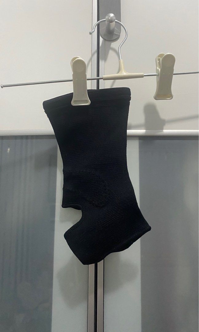elastic ankle support (Category: Other Assistive Aids) located in Muntinlupa City. Submitted by damit_atbp (Listing ID 1385540701, Image 1). Description: small - medium.