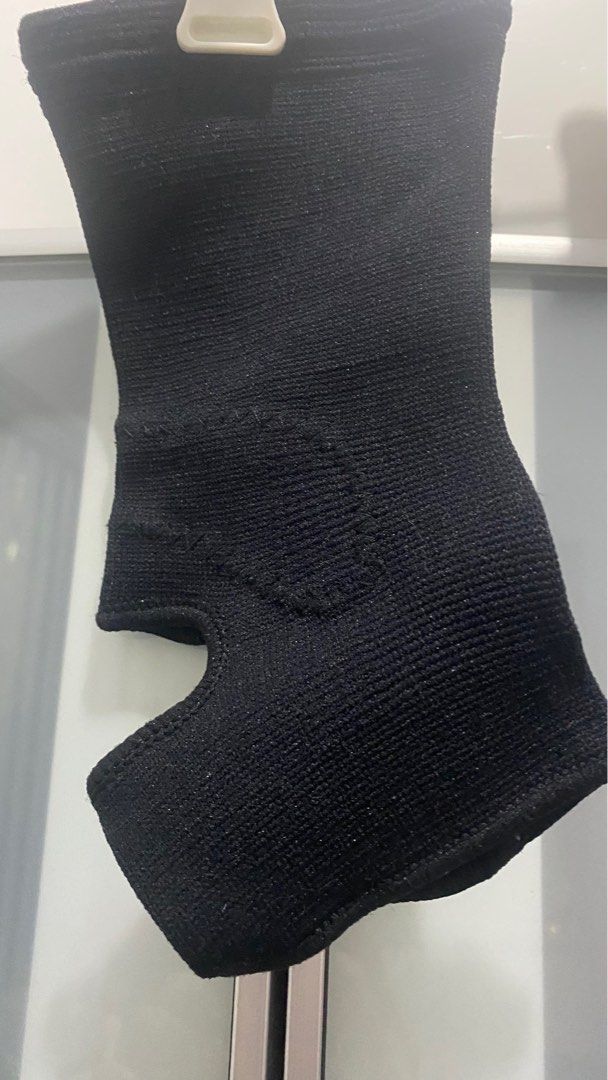 elastic ankle support (Category: Other Assistive Aids) located in Muntinlupa City. Submitted by damit_atbp (Listing ID 1385540701, Image 2). Description: small - medium.