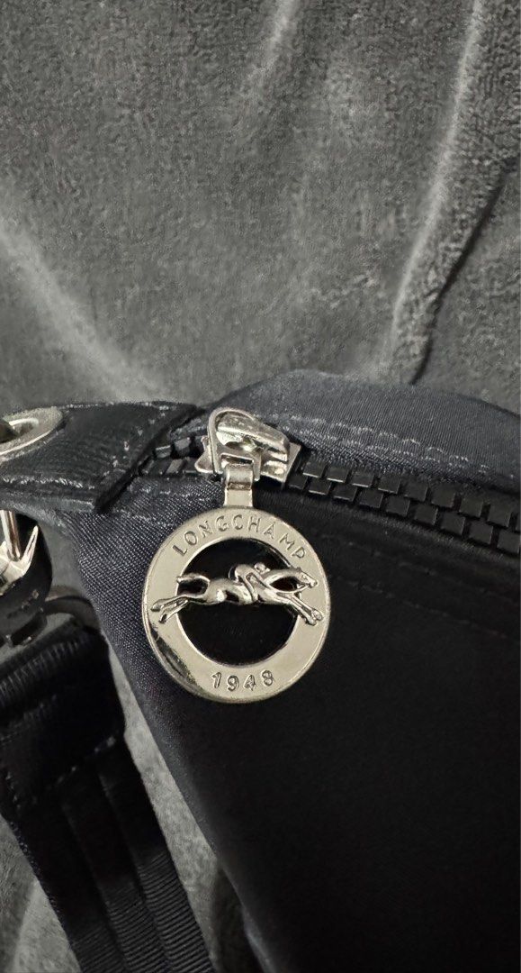 Bags (Category: Luxury Bags & Wallets) located in Quezon City. Submitted by tarhenzki (Listing ID 1385561274, Image 3). Description: Longchamp Le Piliage Neo Medium Nylon Shoulder Bag Lightly used..