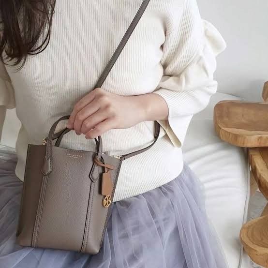 BNEW Tory Burch Perry Mini Tote Leather Bag (Category: Luxury Bags & Wallets) located in Pasig City. Submitted by theoutfitstash_ph (Listing ID 1385477353, Image 3). Description: .