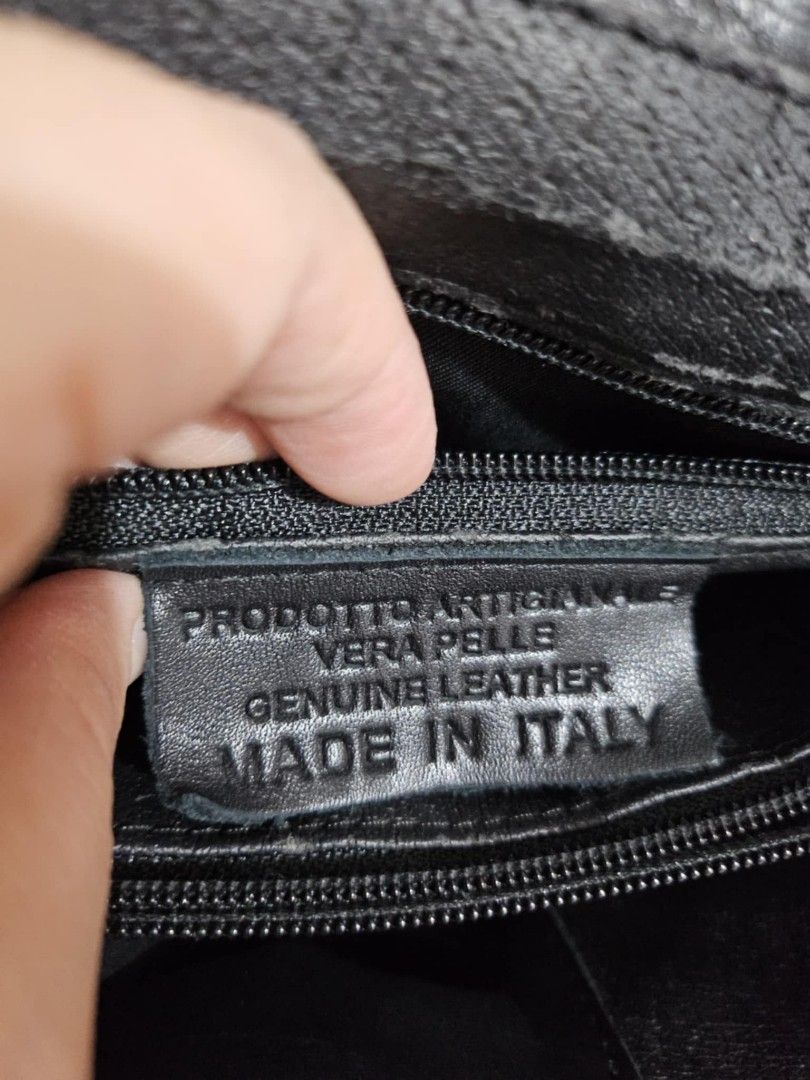 Brandless Black Chain Shoulder Bag (Category: Shoulder Bags) located in San Pedro. Submitted by cs_lgn (Listing ID 1385452247, Image 2). Description: Brandless Black Chain Shoulder Bag 🏷️ 20,000 Bought for 30k in Belgium Made in Italy Another fave, c h a nel like design Has creases due to usage RFS: Decluttering, need funds for meds Helping my ninang sell her collection 📍 LOC: San Vicente, San Pedro Laguna 💰 MOP: Gcash/GoTyme/Seabank (payment 