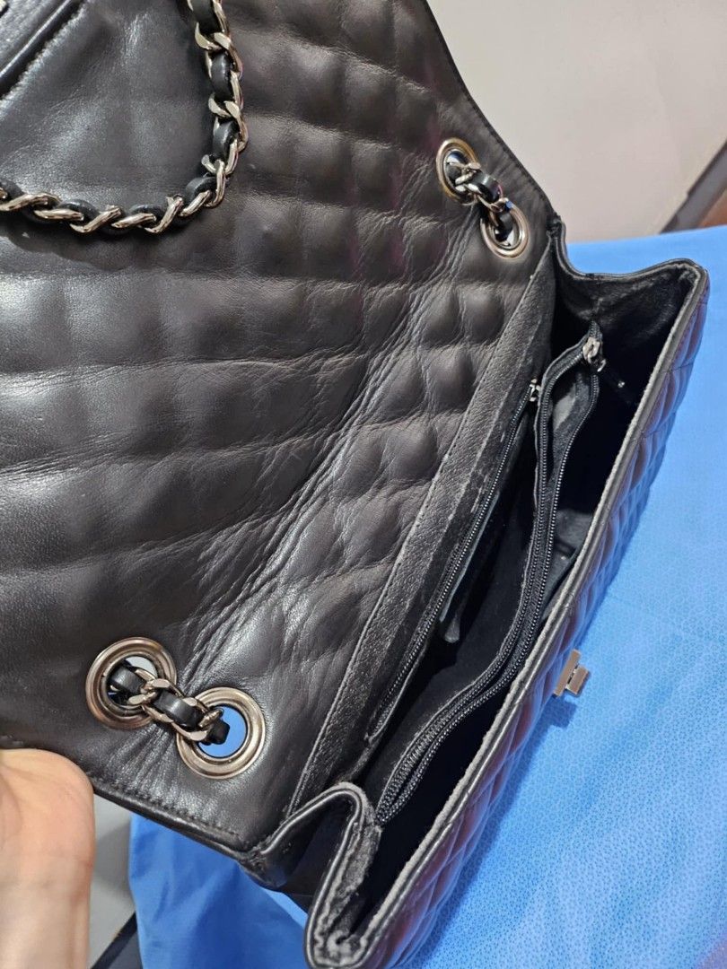 Brandless Black Chain Shoulder Bag (Category: Shoulder Bags) located in San Pedro. Submitted by cs_lgn (Listing ID 1385452247, Image 3). Description: Brandless Black Chain Shoulder Bag 🏷️ 20,000 Bought for 30k in Belgium Made in Italy Another fave, c h a nel like design Has creases due to usage RFS: Decluttering, need funds for meds Helping my ninang sell her collection 📍 LOC: San Vicente, San Pedro Laguna 💰 MOP: Gcash/GoTyme/Seabank (payment 