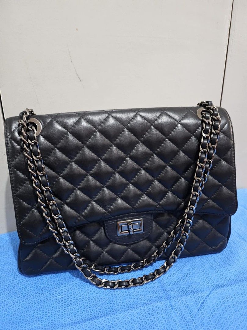 Brandless Black Chain Shoulder Bag (Category: Shoulder Bags) located in San Pedro. Submitted by cs_lgn (Listing ID 1385452247, Image 1). Description: Brandless Black Chain Shoulder Bag 🏷️ 20,000 Bought for 30k in Belgium Made in Italy Another fave, c h a nel like design Has creases due to usage RFS: Decluttering, need funds for meds Helping my ninang sell her collection 📍 LOC: San Vicente, San Pedro Laguna 💰 MOP: Gcash/GoTyme/Seabank (payment 