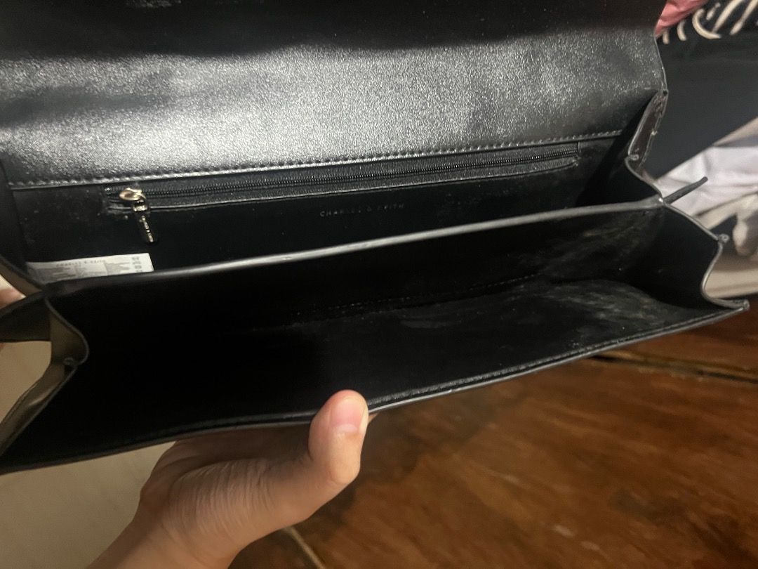 CHARLES & KEITH KILI SHOULDER BAG BLACK (Category: Shoulder Bags) located in San Pedro. Submitted by zllerrzz (Listing ID 1385573653, Image 3). Description: This is a very pretty bag, nothing to explain no issues.