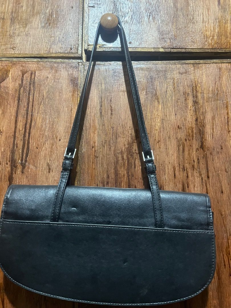 CHARLES & KEITH KILI SHOULDER BAG BLACK (Category: Shoulder Bags) located in San Pedro. Submitted by zllerrzz (Listing ID 1385573653, Image 2). Description: This is a very pretty bag, nothing to explain no issues.