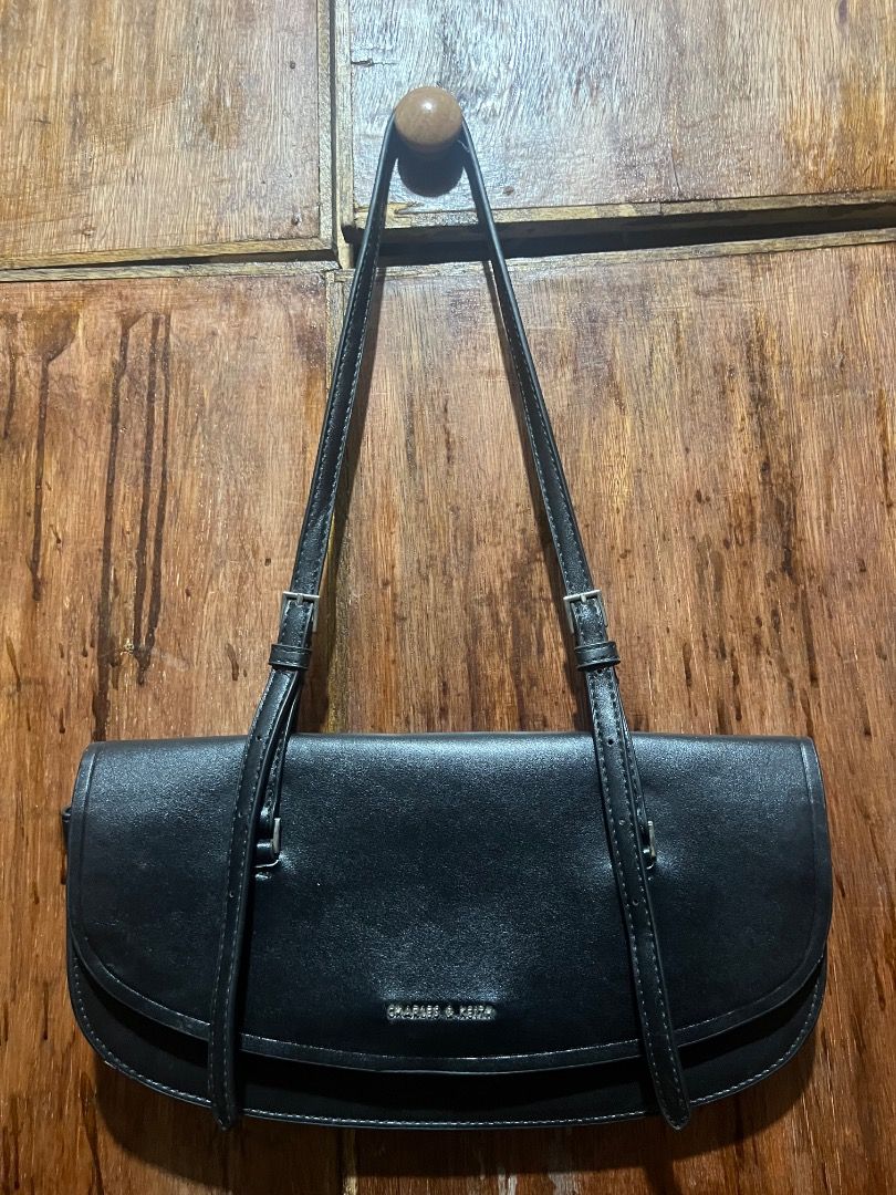 CHARLES & KEITH KILI SHOULDER BAG BLACK (Category: Shoulder Bags) located in San Pedro. Submitted by zllerrzz (Listing ID 1385573653, Image 1). Description: This is a very pretty bag, nothing to explain no issues.