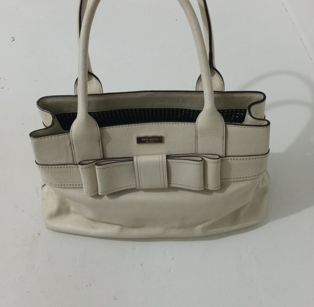 Kate Spade Shoulder/Handbag (Category: Luxury Bags & Wallets) located in Navotas City. Submitted by riyuwi (Listing ID 1385608558, Image 3). Description: PREOWNED Lightly Used Authentic KATE SPADE BIG BOW APPLIQUE SHOULDER /HANDBAG CREAM LARGE Sign of Used Flaws : Minimal. light Stain/Dirt ,near. Side & bottom of the bag Corner Spot ,barely Noticeable When In USe Innerlining ,Clean ,wth Authenticity tags inside . Good Condition 9/10.