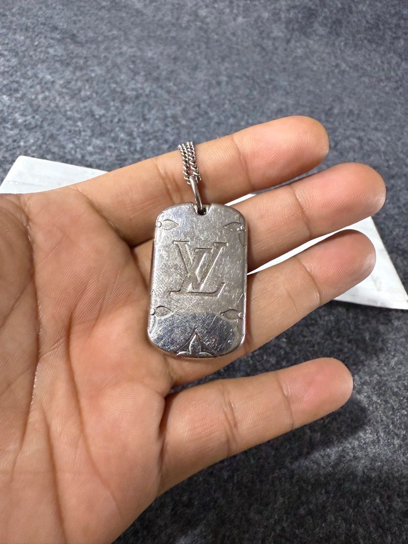 LOUIS VUITTON LV MONOGRAM LOCKET NECKLACE (Category: Luxury Accessories) located in Taguig. Submitted by billsanity (Listing ID 1385559296, Image 2). Description: ⚠️ READ THE DESCRIPTION AND CHECK ALL PICS BEFORE INQUIRING ⚠️ ⚠️GRAB IT BEFORE IT’S GONE⚠️ ⚠️MINE MO NA BAKA MAUNAHAN KA PA MAGSISI KA PA ⚠️ LOUIS VUITTON LV MONOGRAM LOCKET NECKLACE 💯💯💯 Money back guaranteed Rank AB Used but in presentable condition Bawal sa maarte! Selling low for