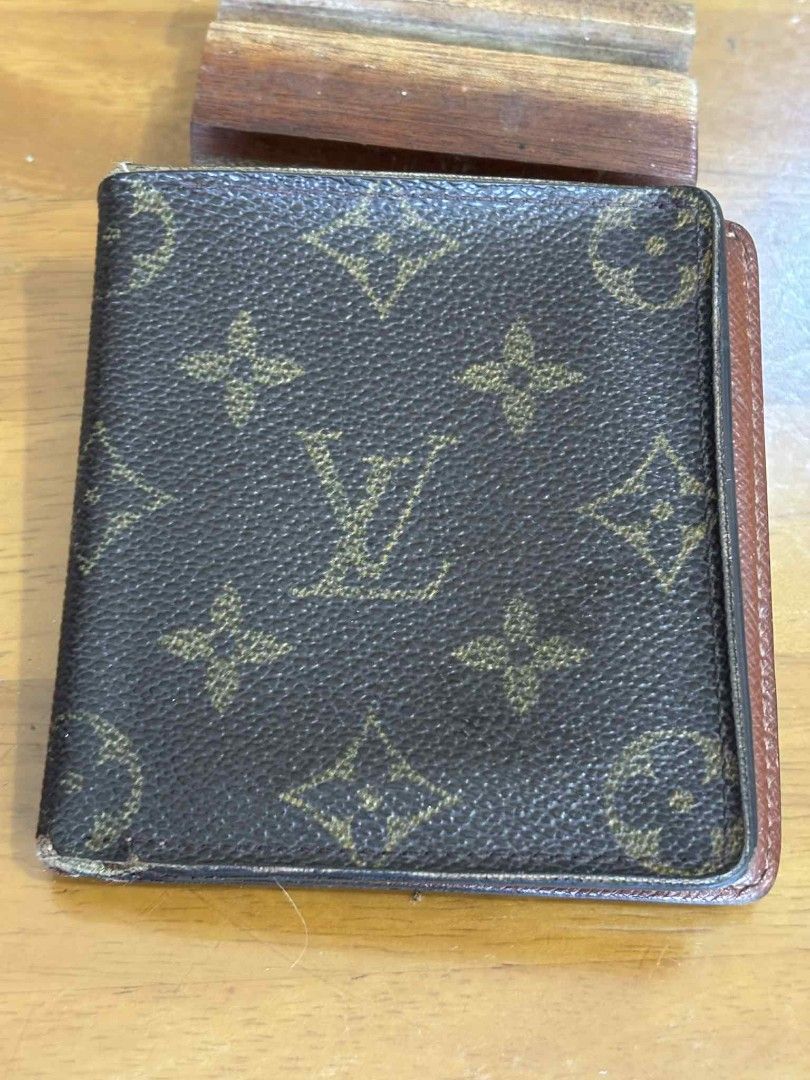 Louis Vuitton Small Bi-Fold Wallet Authentic (Category: Luxury Bags & Wallets) located in Quezon City. Submitted by katherinehernandez25323 (Listing ID 1385490630, Image 1). Description: Authentic Louis Vuitton Bi-Fold Wallet for sale.... no inclusions....
