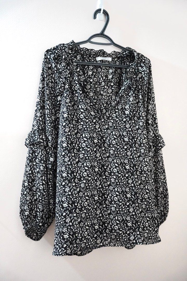 Mango Black Floral Summer Dress (Category: Dresses) located in Quezon City. Submitted by zee_declutters (Listing ID 1385511142, Image 3). Description: •Size M-L •Flowy and light fabric •Minimalist chic style •RFS: Decluttering my office fits Last price posted unless you’ll get 2 or more items from our listings.