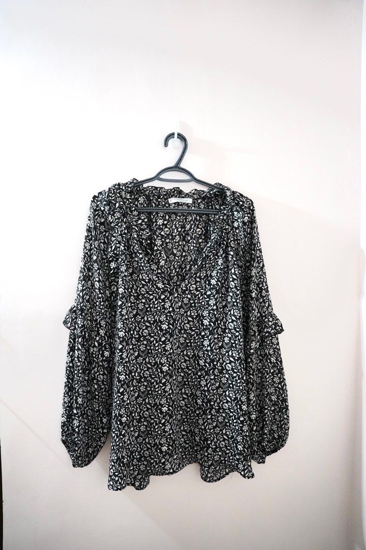 Mango Black Floral Summer Dress (Category: Dresses) located in Quezon City. Submitted by zee_declutters (Listing ID 1385511142, Image 1). Description: •Size M-L •Flowy and light fabric •Minimalist chic style •RFS: Decluttering my office fits Last price posted unless you’ll get 2 or more items from our listings.